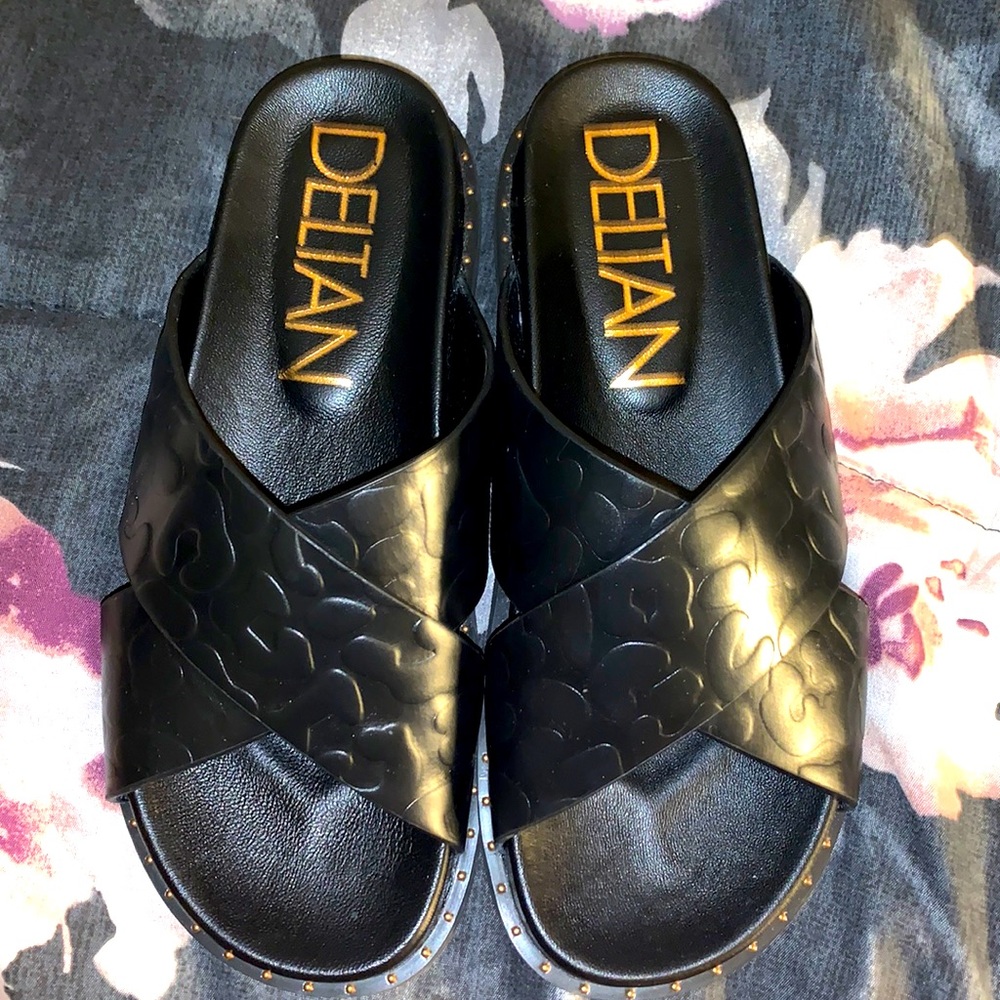 Debossed leopard print cross band sandals